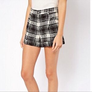 MNG mango tweed plaid shorts new without tags white and black pockets size 6 22H
